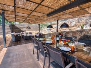 A restaurant or other place to eat at Villa Vall-llòbrega, 5 dormitorios, 10 personas - ES-329-7
