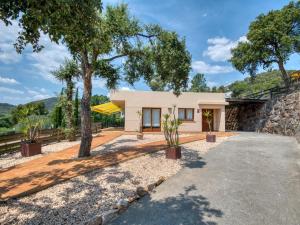 ein Haus auf dem Land mit einer Steinmauer in der Unterkunft Villa Vall-llòbrega, 5 dormitorios, 10 personas - ES-329-7 in Vall-llobrega