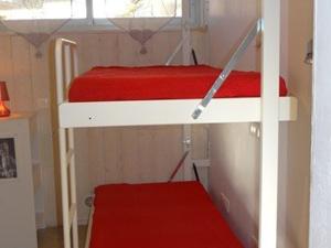 a couple of bunk beds in a small room at Appartement Cavalaire-sur-Mer, 3 pièces, 4 personnes - FR-1-100-337 in Cavalaire-sur-Mer