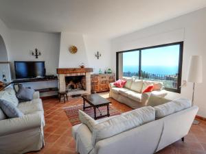 ein Wohnzimmer mit 2 Sofas und einem Kamin in der Unterkunft Villa Platja d'Aro, 4 dormitorios, 10 personas - ES-329-30 in Castillo de Aro
