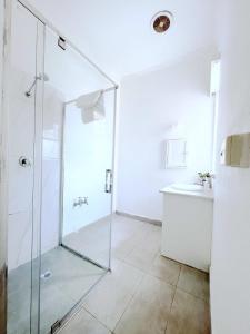 W łazience znajduje się prysznic i umywalka. w obiekcie House Sharon w Melbourne