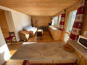 ein Wohnzimmer mit einem Sofa und einem Tisch in der Unterkunft Appartement Châtel, 2 pièces, 5 personnes - FR-1-693-110 in Châtel