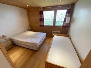 Kleines Zimmer mit einem Bett und einem Fenster in der Unterkunft Appartement Châtel, 2 pièces, 5 personnes - FR-1-693-110 in Châtel