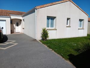 Casa blanca con entrada en Maison L'Aiguillon-sur-Mer, 5 pièces, 7 personnes - FR-1-476-213, en LʼAiguillon-sur-Mer