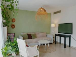 Apartamento Platja d'Aro, 2 dormitorios, 4 personas - ES-209-77 في مدريد: غرفة معيشة مع أريكة وتلفزيون بشاشة مسطحة
