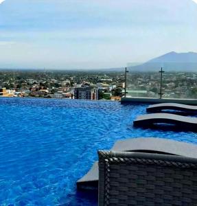 una gran piscina con vistas a la ciudad en One Euphoria walking st Condotel Angeles city, en Ángeles