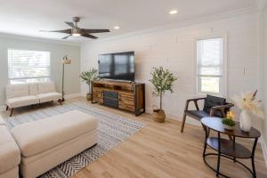 ein Wohnzimmer mit einem Sofa und einem Flachbild-TV in der Unterkunft Oceanview Retreat/Perfect for Groups/Heated Pool in Fort Myers Beach