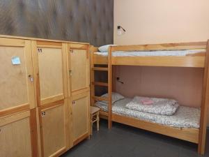 Postel nebo postele na pokoji v ubytování Старий Дворик,кімнати біля жд вокзалу