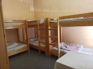 Postel nebo postele na pokoji v ubytování Старий Дворик,кімнати біля жд вокзалу