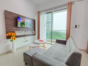 TV a/nebo společenská místnost v ubytování Comfy Cybersquare Ensuite with Skyline View #CS9