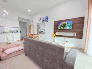 TV a/nebo společenská místnost v ubytování Comfy Cybersquare Ensuite with Skyline View #CS9