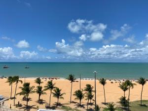 widok na plażę z palmami i ocean w obiekcie Bela Hospedagem - #Puerto Ventura 103A Beira Mar w mieście João Pessoa