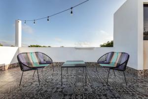 Balkoni atau teres di Casa Menta Dipping Pool and Rooftop