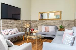 A seating area at El puente Hotel Boutique