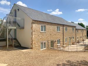 un bâtiment en briques avec un escalier sur son côté dans l'établissement Lily Pad 2 - Uk43901, à Nassington