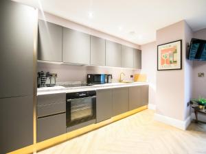 una cocina con electrodomésticos de acero inoxidable en una habitación en The Soloman Suite - Ukc6701, en Buxton
