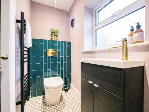 y baño con aseo y lavamanos. en The Soloman Suite - Ukc6701, en Buxton