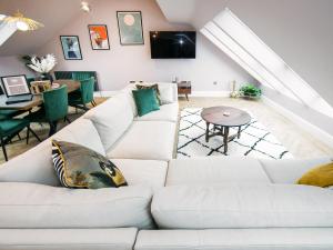 ein Wohnzimmer mit einem weißen Sofa und einem Tisch in der Unterkunft The Devonshire Suite - Ukc6696 in Buxton