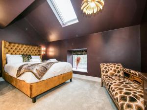 ein Schlafzimmer mit einem großen Bett und einem Sofa in der Unterkunft The Devonshire Suite - Ukc6696 in Buxton