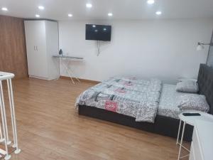 Tempat tidur dalam kamar di Smart City Apartament