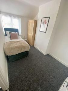 A bed or beds in a room at Yorkshire Soak & Stay
