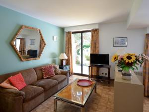 - un salon avec un canapé et une table dans l'établissement Villa La Palmyre, 4 pièces, 7 personnes - FR-1-705-67, aux Mathes