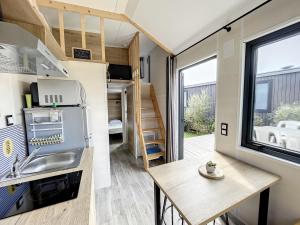 een kleine keuken en eethoek van een tiny house bij Mobil-Home Jullouville, 2 pièces, 2 personnes - FR-1-361A-82 in Jullouville-les-Pins