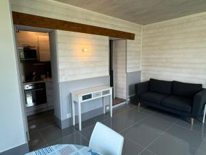 ein Wohnzimmer mit einem Sofa und einem Tisch in der Unterkunft Appartement Cabourg, 3 pièces, 4 personnes - FR-1-794-94 in Cabourg