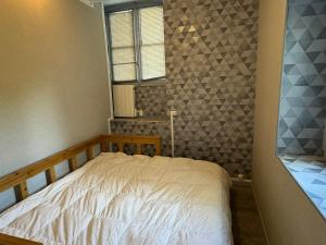 ein Schlafzimmer mit einem Bett in einem Zimmer mit einem Fenster in der Unterkunft Appartement Cabourg, 3 pièces, 4 personnes - FR-1-794-94 in Cabourg