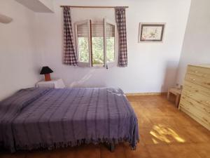 una camera con letto e finestra di Casa Llançà, 6 dormitorios, 10 personas - ES-89-138 a Llança