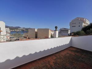 una recinzione bianca in cima a un tetto di Casa Llançà, 6 dormitorios, 10 personas - ES-89-138 a Llança