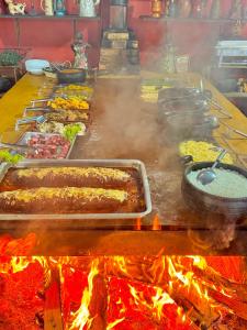 una mesa con un montón de comida en llamas en Hotel Fazenda Rancho Mineiro, en Engenheiro Paulo de Frontin