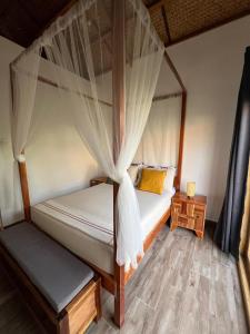 een slaapkamer met 2 bedden en een hemelbed bij ANITSA RESORT in El Nido