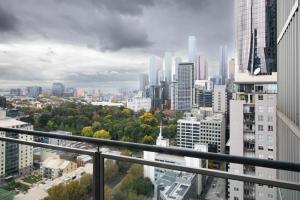 vista para o horizonte da cidade a partir de um edifício em Spencer St Serenity Stylish 1-Bedroom Apartment Escape em Melbourne