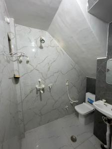 ein Bad mit einer Dusche und einem WC in der Unterkunft Rukmani Villas Group of Rukmani home stay in Mathura