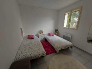 een slaapkamer met 2 bedden en een raam bij Maison Le Grau d'Agde, 3 pièces, 6 personnes - FR-1-423-302 in Le Grau-dʼAgde
