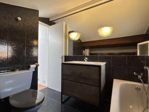 Un baño con lavabo, inodoro y bañera. en Duplex central à Banyuls-sur-Mer, 4 couchages, plage et commerces à proximité - FR-1-225C-141, en Banyuls-sur-Mer 13 fotos más