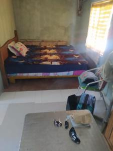 a room with a bed and a table and a table sidx sidx at La barra ceronueveuno veinte diecisiete ochentaysieteALQUILO MENSUAL Y ANUAL in Punta del Este