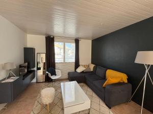 een woonkamer met een bank en een tv bij Maison Les Sables-d'Olonne, 4 pièces, 6 personnes - FR-1-197-594 in Les Sables-dʼOlonne