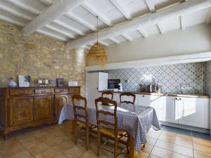 uma cozinha com mesa e cadeiras num quarto em Maison Maussane-les-Alpilles, 5 pièces, 6 personnes - FR-1-599-101 em Maussane les Alpilles
