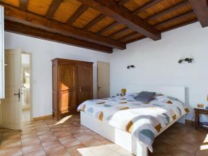 um quarto com uma cama grande e um tecto de madeira em Maison Maussane-les-Alpilles, 5 pièces, 6 personnes - FR-1-599-101 em Maussane les Alpilles