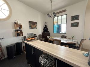 cocina y comedor con mesa y sillas en Appartement Royan, 4 pièces, 6 personnes - FR-1-494-189, en Royan