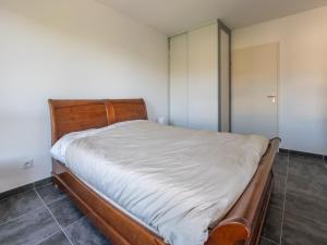1 dormitorio con cama de madera con sábanas blancas en Appartement Le Lavandou, 2 pièces, 4 personnes - FR-1-677-54, en Le Lavandou