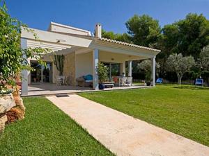 een huis met een grasveld en een patio bij Villa Moraira, 4 pièces, 6 personnes - HISP-216-210 in Teulada