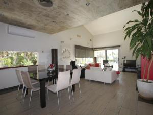 een woonkamer met een tafel en stoelen en een bank bij Villa Moraira, 4 pièces, 6 personnes - HISP-216-210 in Teulada