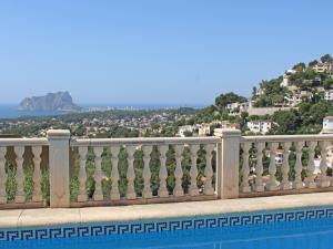 uma vista a partir da varanda de uma villa com piscina em Villa Moraira, 3 pièces, 4 personnes - HISP-216-216 em Teulada