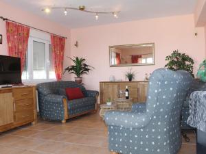 uma sala de estar com duas cadeiras e uma televisão em Villa Moraira, 3 pièces, 4 personnes - HISP-216-216 em Teulada