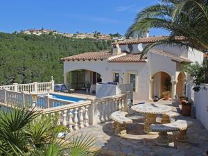 uma villa com uma piscina e uma casa em Villa Moraira, 3 pièces, 4 personnes - HISP-216-216 em Teulada