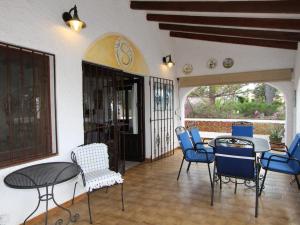 Cette chambre comprend une table, des chaises et une terrasse. dans l'établissement Villa Moravit, 3 pièces, 4 personnes - HISP-216-215, à Teulada