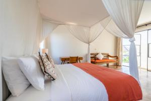 Schlafzimmer mit einem Bett mit einer roten und weißen Bettdecke in der Unterkunft VILLA B in Canggu